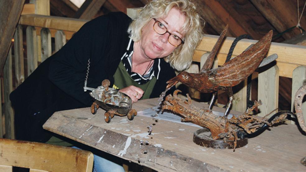 Ein Vogel als Wasserspeier: Catharina Bockhacker mit einem Kunstwerk von Amador Cicuendez. © 