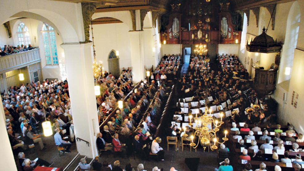 Über 800 Besucher und etwa 90 Musiker füllten anlässlich des 12. Bläser- und Orgelkonzertes »Deutschland und Nederland singen« am Sonnabend die Georgskirche in Weener. Hier ein Blick auf Besucher und Musiker von der obersten Empore an der Westseite der Kirche.  © Foto: Kuper