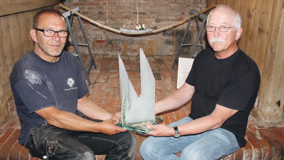 Vincent van Leeuwen überreichte am Dienstag an Michael Becker (rechts) neben dem Geldpreis eine Glasskulptur aus seiner Werkstatt, die den Kunstpreis symbolisiert.  © Foto: privat