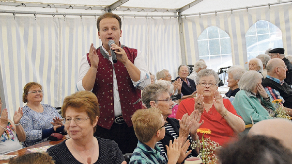 Sänger Sanny begeisterte das Publikum bei seinem Auftritt auf dem Gelände des Seniorenheims Korte in Bunde.  © Foto: Himstedt