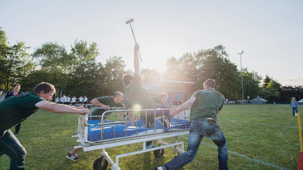 Volle Kraft voraus - nicht nur der Sonne, sondern auch der nächsten Herausforderung entgegen: Die Teams beim Bettenrennen waren mit Feuereifer dabei - so wie die Truppe von Agrartechnik Harms. © Fotos: Bruins