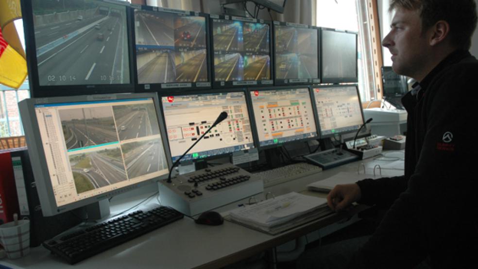 Der Emstunnel wurde kurz vor 9 Uhr nach einer Sperrung für den Verkehr wieder freigegeben. © Foto: RZ-Archiv