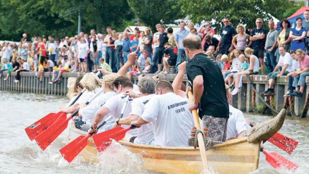 Ganz nah dran: In Weener können die Zuschauer am Rande des Hafenbeckens stehen oder die Beine hinunter baumeln lassen und erleben so die Sportler aus nächster Nähe. Und auch in Zukunft soll es das Drachenbootrennen in Weener geben. »Momentan spricht nichts dagegen«, erklärt Horst Brandt (kleines Foto). © 