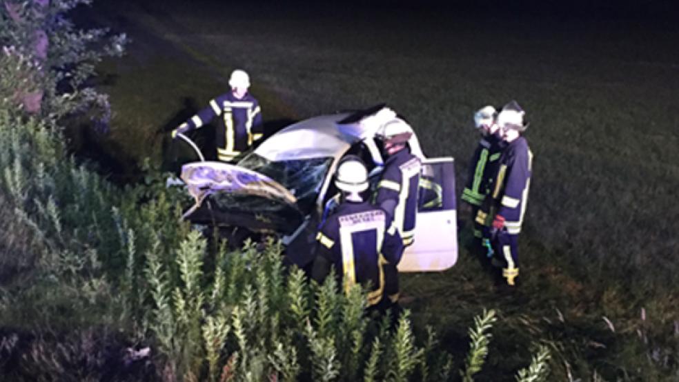 Die Feuerwehr drehte den Renault wieder auf die Räder. © Foto: Feuerwehr