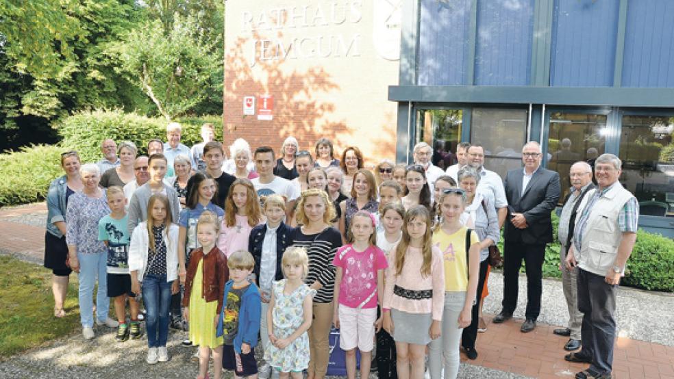 Offizieller Empfang am Dienstagabend für die Kinder und Jugendlichen aus Weißrussland mit ihren Gasteltern im Jemgumer Rathaus.  © Foto: Boelmann