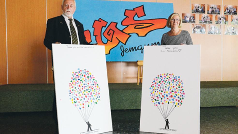 Konrektor Harm Groeneveld und Lehrerin Helga Middelborg verabschieden sich in den Ruhestand.  © Fotos: Muising
