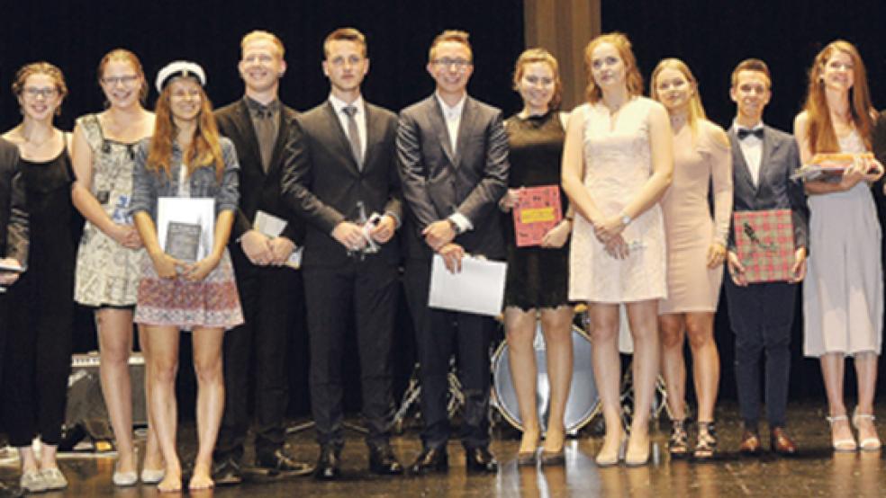 Die Jahrgangsbesten am Ubbo-Emmius-Gymnasium in Leer. Die Abiturienten wurden besonders ausgezeichnet im Rahmen der Abschiedsfeier.  © Fotos: Wolters