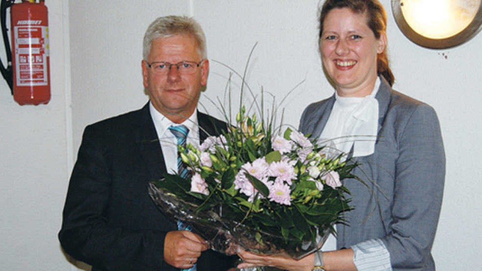 Einen Blumenstrauß zum Abschied bekam Silke Krallmann am Ende der Ratssitzung am Dienstag aus der Hand von Bürgermeister Ludwig Sonnenberg. © Foto: Hoegen