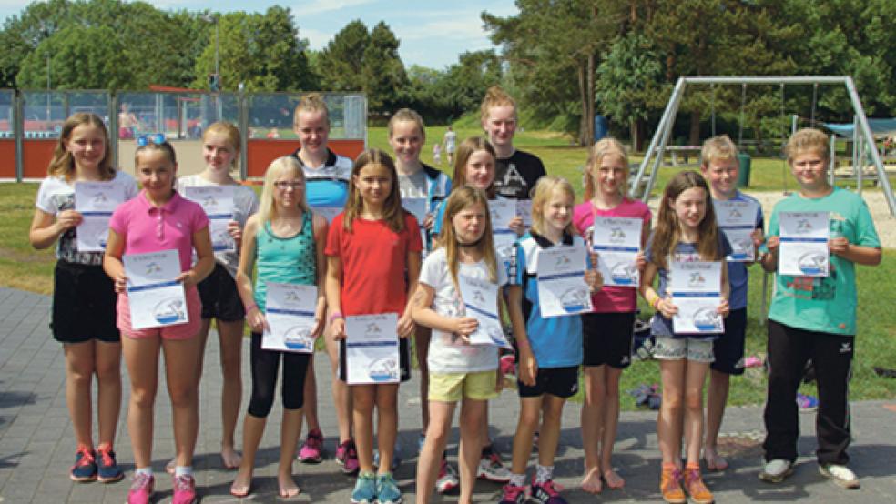 Alle Teilnehmer des ersten Triathlons erhielten am Ende eine Urkunde. © Foto: DLRG Weener