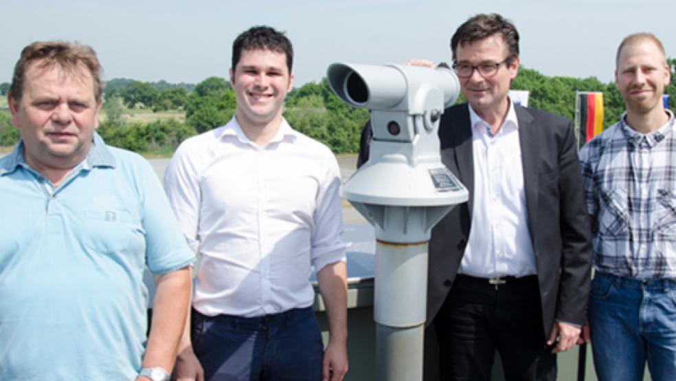 Projekt mit Weitblick: Die EWE plant die Gewinnung von »grünen Strom« aus den Kavernen in Jemgum. Von links: EWE-Mitarbeiter Frank Schädlich (er hatte die Idee zu dem Projekt), Alrik Hervieu (EWE Gasspeicher GmbH), Projektleiter Ralf Riekenberg und Tino Hagemann von der Friedrich Schiller-Universität in Jena, die Projektpartner ist. © Foto: Hanken