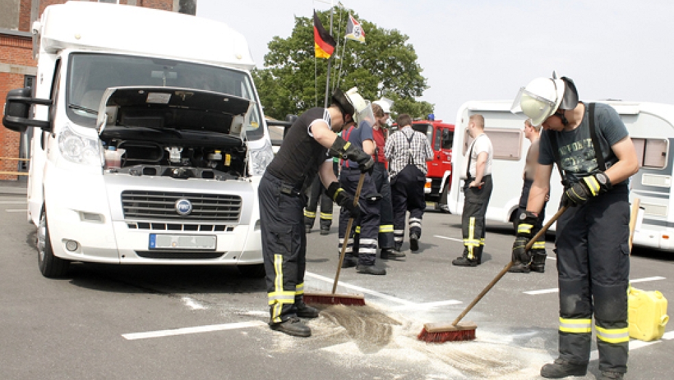 Die Feuerwehr Weener war heute am Alten Hafen im Einsatz, um auslaufenden Diesel aufzufangen. © Foto: Feuerwehr