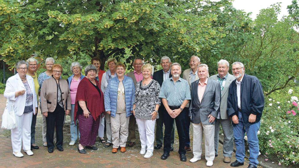 60 Jahre nach ihrer Entlassung aus der Grundschule in Bunde kamen diese »Ehemaligen« jetzt in Bund zu einem Klassentreffen zusammen. © Foto: Himstedt