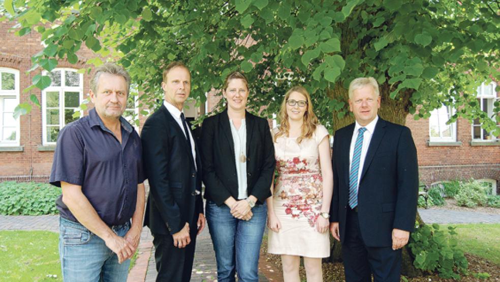 Die Riege der Fachbereichsleiter im Rathaus der Stadt Weener komplettiert Xenia Nording (zweite von rechts) am 1. August. Im Bild von links Robert Sonnenberg vom Personalrat, der Erste Stadtrat Hermann Welp, die bisherige Fachbereichsleiterin Silke Krallmann, ihre Nachfolgerin und Bürgermeister Ludwig Sonnenberg.  © Foto: Hoegen