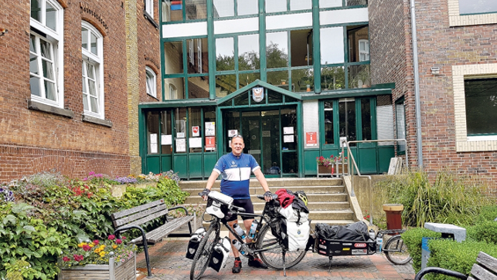 »Stadtradeln«-Botschafter Rainer Fumpfei machte auch Station im Rheiderland. In Weener füllte er seine Vorräte für seine deutschlandweite Radtour wieder auf.  © Foto: privat