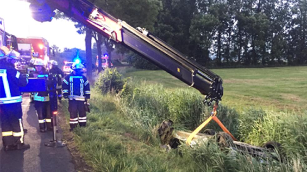 Mit einem Rüstwagen-Kran hob die Feuerwehr den verunglückten BMW an. © Foto: Kreisfeuerwehr