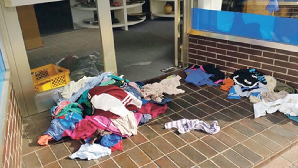 Vor dem Sozialen Kaufhaus in Weener sorgen aufgerissene Müllsäcke mit Kleidung für Ärger. © Foto: privat