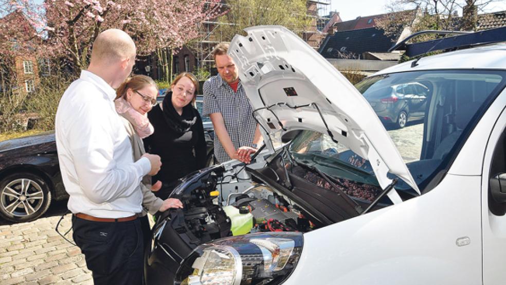 Einen Renault Kangoo als Elektrofahrzeug hat die Stadt Leer Ende März angeschafft. Das Bild zeig Simon Murra (Automobile Janssen, Aurich), Denise Araz und Insa Feldkamp (beide vom städtischen Eigenbetrieb Kommunale Wohnungsverwaltung) und Karsten Everth (Klimamanger der Stadt Leer) bei der Übergabe des neuen E-Fahrzeugs. © Foto: Wolters