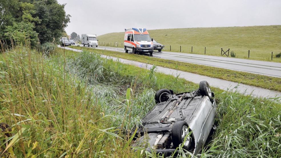 Ein Auto ist am Samstagvormittag auf der Deichstraße in Leer in einem Graben gelandet. © Foto: Wolters