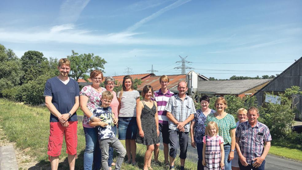 Sie nehmen mit ihren Betrieben an der Aktion »Frühstück sucht Gast« teil: Remmer Meinders (von rechts), Sabine Meinders, Mechthild de Boer aus Heinitzpolder, Inken Collmann, Cornelia Dorstmann, Martin Dorstmann, Marten Dorstmann mit Lebensgefährtin Maru Müller, Bianca Lücht, Frieda Fecht, Hermine Collmann mit Sohn Renke und Reinhard Collmann.  © Foto: Schipper