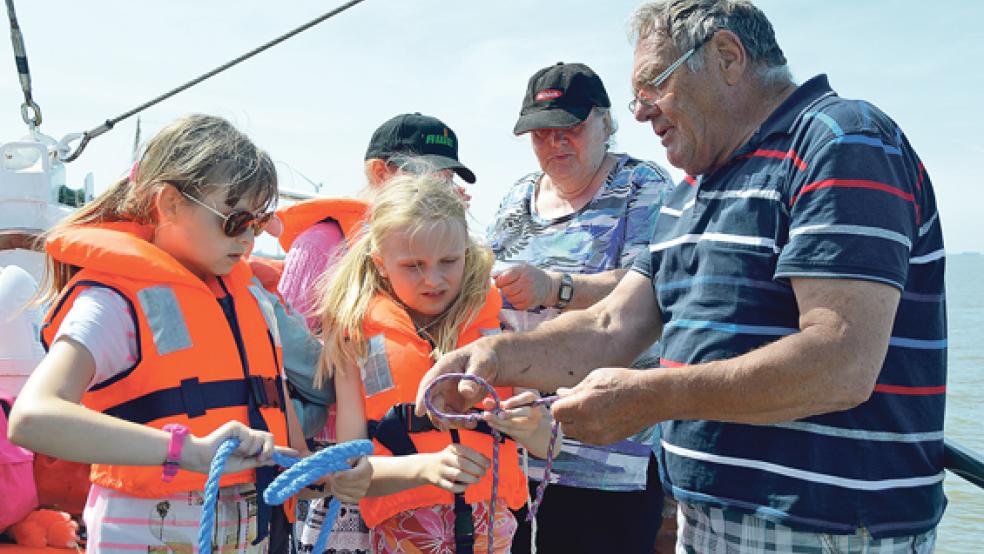 Das Ende der Leine von unten und von links durch das Auge stecken, um das feste Stück herum von oben durch das Auge, festziehen und fertig ist der Palstek…. Heinrich Heijenga brachten den Kindern Seemannsknoten bei.  © Foto: Himstedt