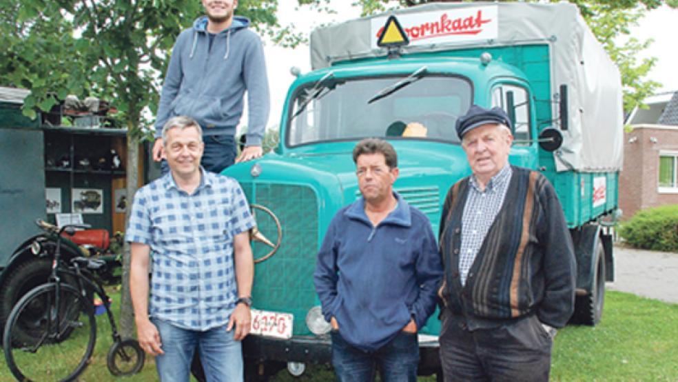 Schnapsflaschen und andere Güter transportierte dieser Haubenlastwagen von Mercedes Benz (Baujahr 1954). Besitzer und Fuhrunternehmer Udo Siebels (rechts) aus Rechtsupweg bei Aurich wurde zur Oldtimerschau begleitet von seinem Sohn Uwe Siebels sowie Holger Poppinga (links) und Sohn Menke Poppinga. © Fotos: Kuper