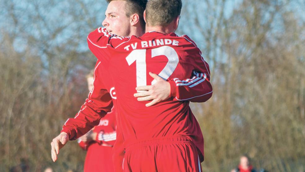 Bunder Jubel - wie hier von Frank Wöste und Stephan Eling - gehörte in der vergangenen Saison zum Inventar: 101 Treffer erzielten die Rheiderländer. Das sind mehr als drei Tore im Schnitt pro Partie. © Foto: Mentrup
