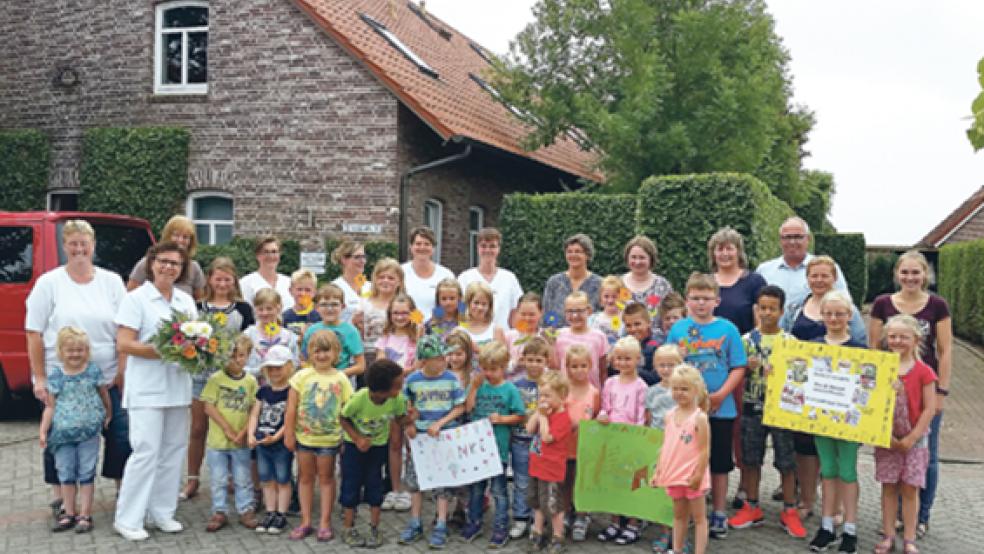 Die Ditzumer Zahnärztin Dr. Heike Kaletsch (dritte von links) überreichte jetzt einen namhaften Betrag an die Grundschule Ditzum sowie den Kindergarten Ditzum. Hierüber freute sich auch der Vorstand des Freundeskreises Kindergarten Niederrheiderland. © Foto: privat