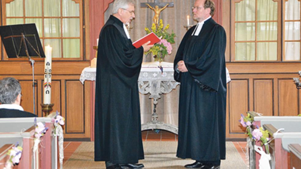 Der Superintendent des Kirchenkreises Emden-Leer, Burkhard Klemenz (links), führte Pastor Armin Siegmund offiziell in die Kirchengemeinde Pogum ein. © Foto: Sorge