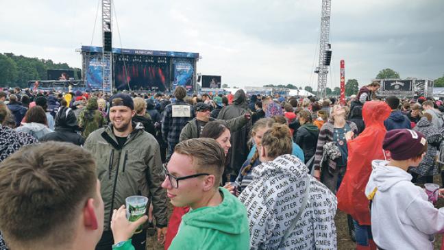 E-Gitarre  beim Konzert verschenkt