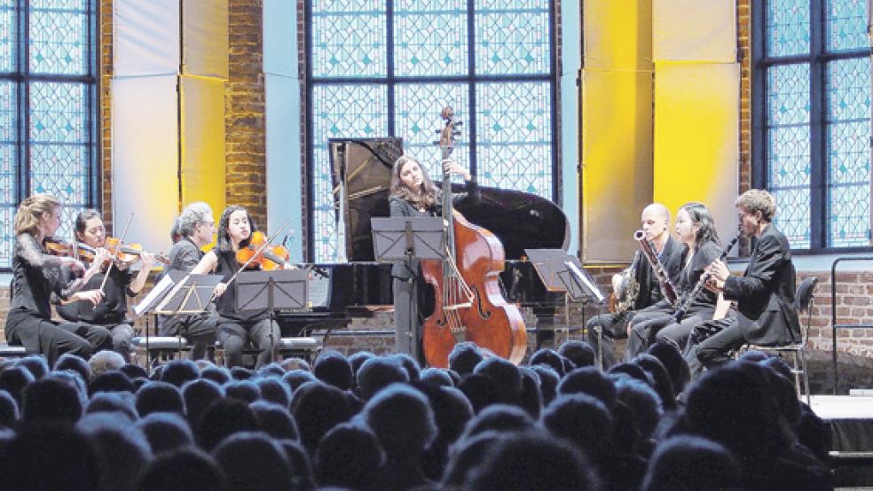 Spielten zur Eröffnung: Ein Oktett, das sich zusammensetzte aus Mitgliedern der deutschen Kammerphilharmonie Bremen, der Geigerin Tanja Becker-Bender und dem Pianisten Matthias Kirschnereit.  © Fotos: Krämer