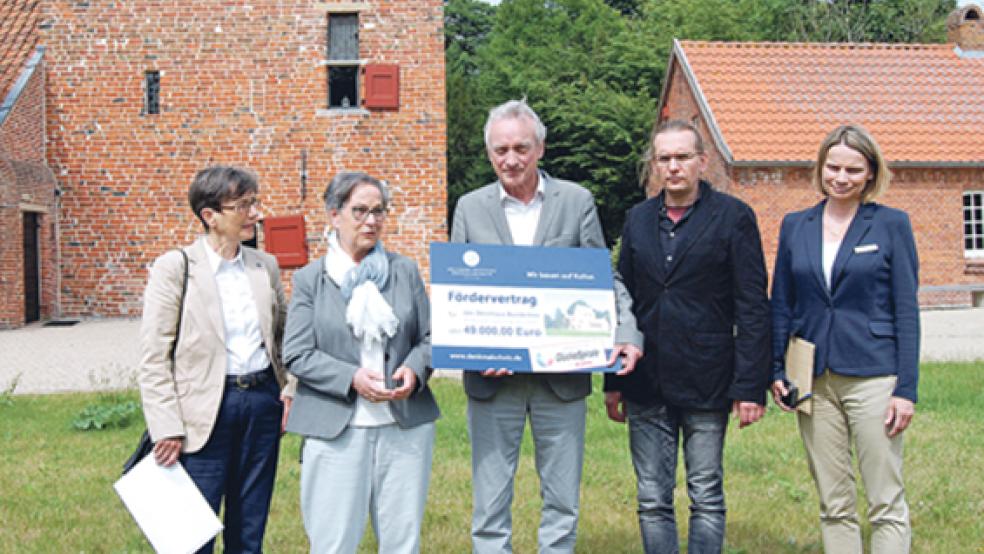 Den symbolischen Scheck übergaben gestern (von links) Inga Gronow und Dörte Lössin, Vorsitzende des Ortskuratoriums der Deutschen Stiftung Denkmalschutz in Oldenburg, an Landschaftsdirektor Dr. Rolf Bärenfänger und den Archäologen Dr. Jan Kegeler. Rechts im Bild Anja Freesemann von der Unteren Denkmalschutzbehörde des Landkreises.  © Foto: Hoegen