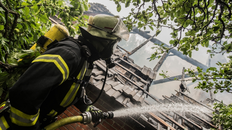Ein brennendes Haus in Kanalpolder forderte heute ein Großaufgebot an Feuerwehren. © Foto: Klemmer