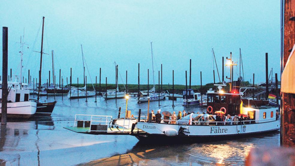 Abfahrt im Schlick: Niedrigwasser im Hafen sorgte für eine spannende Abfahrt mit viel Schlick und wenig Wasser unter der Fähre. © Fotos: Kuper