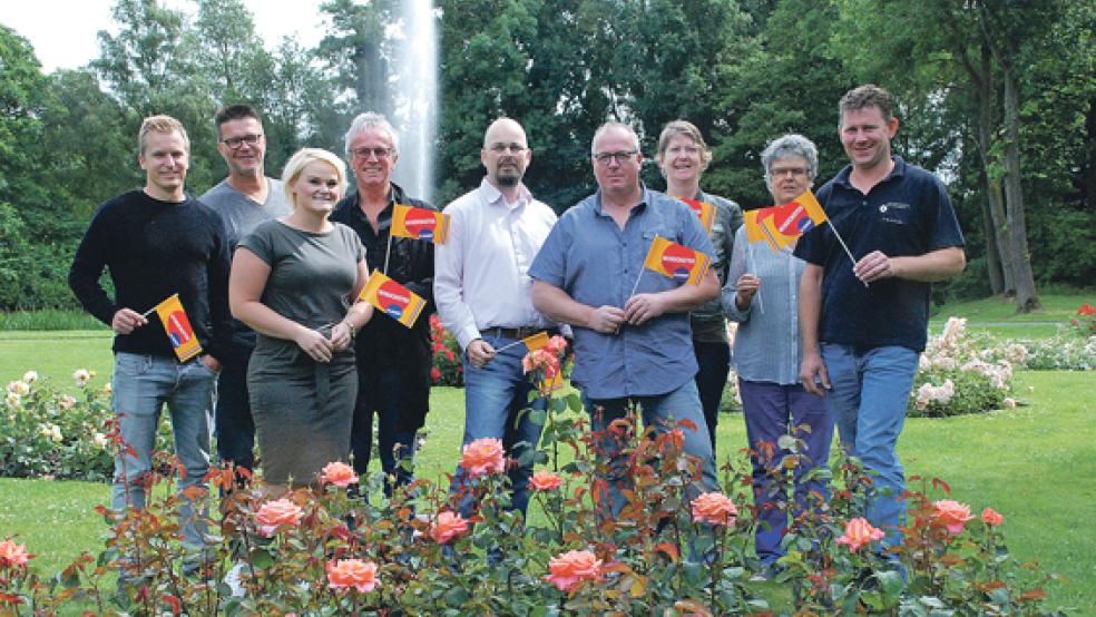 Das »Rozenfestival-Team« der Gemeinde Oldambt trifft sich regelmäßig im Rosarium, damit das zweitägige Fest am kommenden Wochenende ein »spektakuläres Ereignis« wird. © Fotos: Kuper (5)