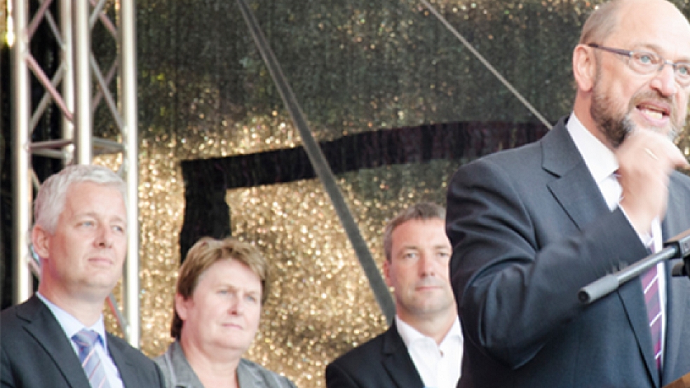 Martin Schulz bei seiner Rede in Leer. Links im Bild Matthias Groote, damals Kandidat und heute Landrat, neben ihm die SPD-Landtagsabgeordnete Johanne Modder.  © Foto: Hanken