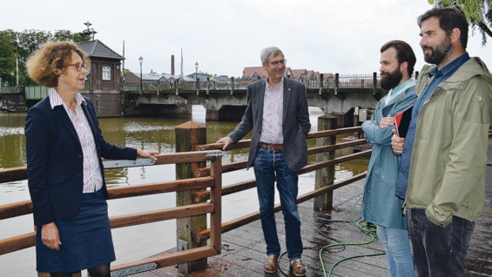 Bürgermeisterin Beatrix Kuhl, Stadtbaurat Carsten Schoch, Bauleiter Philip Alter und Stefan Schepers vom Ingenieurbüro Grote (im Bild von links).  © Foto: Stadt Leer