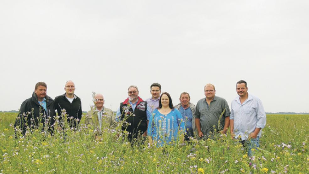 Mitten im Artenschutzstreifen: Von links Andreas Stock, Fokko Johannes de Boer vom Landwirtschaftlichen Naturverein, Johann Meyer, Karl Volkhusen, Uwe Sap, Ilona Meyer, Herbert Folten, Christoph Brüggemann und Hermann Wessels. © Foto: SPD