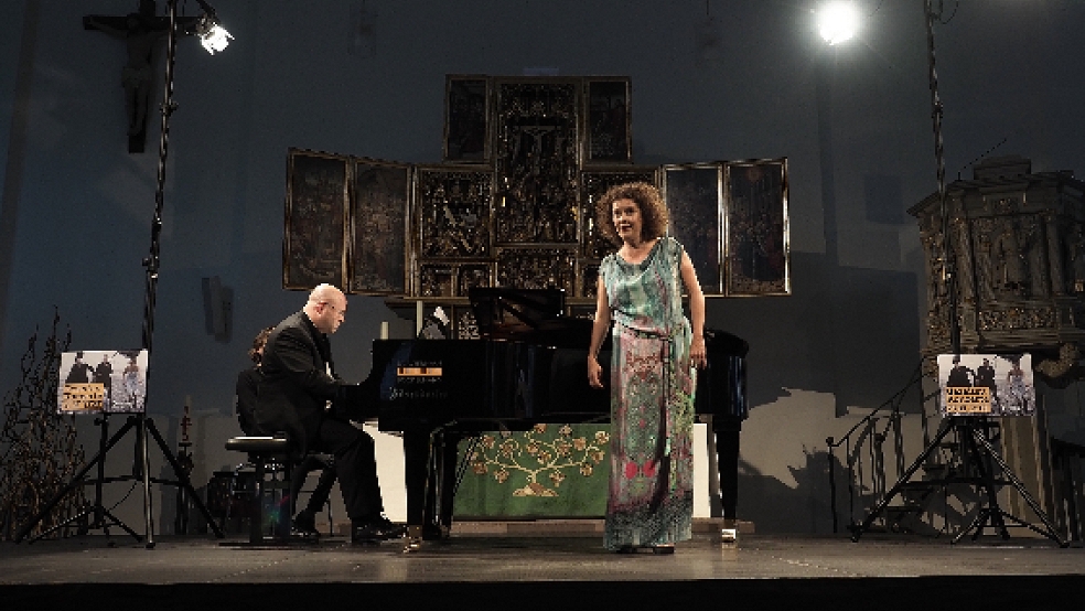 Angelika Kirchschlager (Mezzosopran) und Florian Krumpöck (Klavier) bei ihrem Auftritt in Aurich. © Foto: Karlheinz Krämer