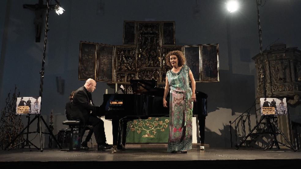 Angelika Kirchschlager (Mezzosopran) und Florian Krumpöck (Klavier) bei ihrem Auftritt in Aurich. © Foto: Karlheinz Krämer