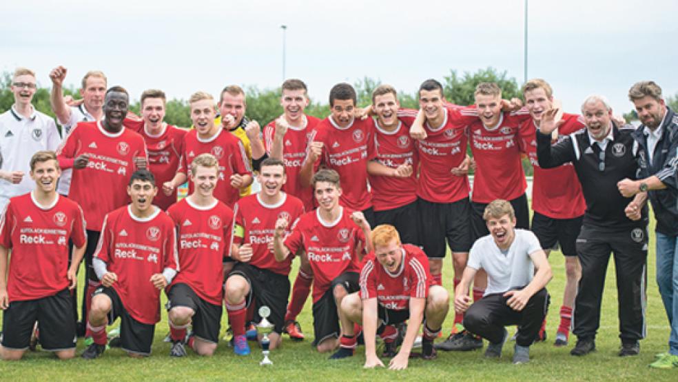 Der letzte große Moment der Bunder A-Jugend: Das Team feierte Anfang Juni den Sieg im Ostfrieslandpokal. Nun trennen sich die Wege.  © Fotos:Mentrup