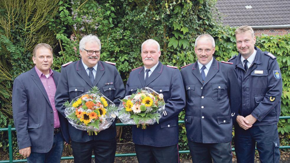 Der Bunder Gemeindebrandmeister Ingfried Battermann (2. von links) und sein Stellvertreter Peter Oltmanns (rechts daneben) treten am 19. Juli ihre zweite Amtszeit an. Zu den ersten Gratulanten gehörten Bürgermeister Gerald Sap (links) und Ernst Berends, Abschnittsleiter Süd der Kreisfeuerwehr (rechts), sowie der frischgebackene Verwaltungsvollzugsbeamte Tobias Stirler. Er ist auch Ortsbrandmeister der Freiwilligen Feuerwehr Bunderhee. © Foto: Himstedt