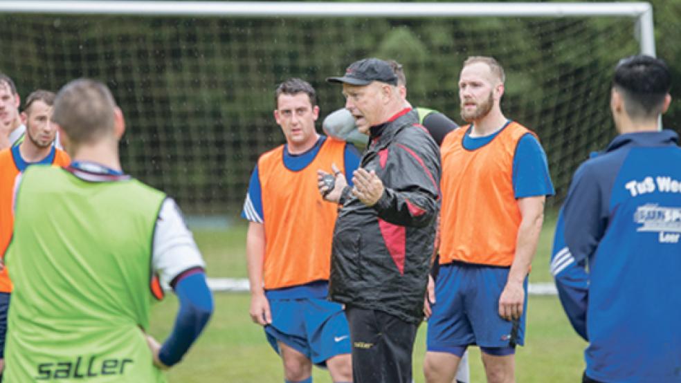 Lautstarke und klare Anweisungen gab Wilco Uitslag bei seiner ersten Einheit als Trainer des TuS Weener am Freitagabend. © Foto: Mentrup