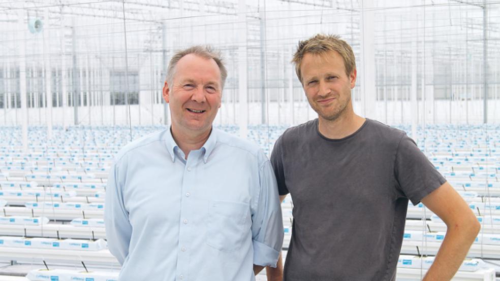 Um rund vier Hektar lässt Mathias Schulz (rechts) seinen Gartenbaubetrieb in Papenburg derzeit erweitern. Um die Vermarktung der Gurken, die dort ab August geerntet werden, kümmert sich Andreas Brinker, Vertriebsleiter der Gartenbauzentrale, und dessen Verkaufsteam.  © Foto: Gonzalez-Tepper
