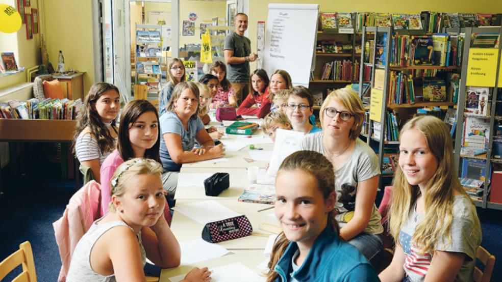 Den 16 Teilnehmern des Comic-Workshops in der Stadtbücherei in Weener zeigte Illustrator Kim Schmidt, wie man Figuren realistisch darstellen kann. © Foto: Muising