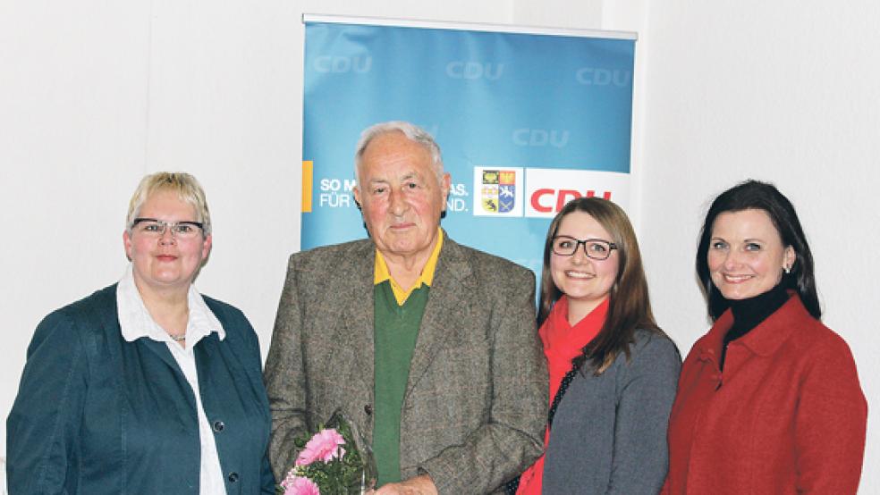 Für 40 Jahre Mitgliedschaft in der CDU geehrt wurde Kurt Bock. Unser Foto zeigt den langjährigen CDU-Ratsherrn mit Hildegard Hinderks (links), Landtagskandidatin Tatjana Maier-Keil und der Bundestagsabgeordneten Gitta Connemann.  © Foto: CDU