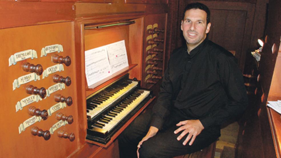 Von Spanien nach Weener und quasi direkt an die Orgel in der Georgskirche reiste Arturo Barba Sevillano aus Valencia. © Foto: Kuper