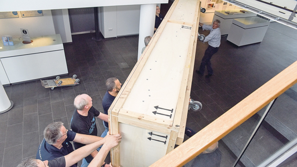 In den ersten Stock, bitte: Das Emder Kunsthallen-Team hatte alle Hände voll zu tun mit der 560 Kilo schweren Kunstkiste. © Foto: Hasseler