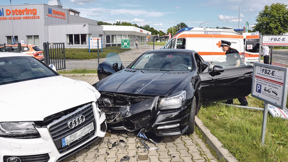 Einen parkenden Audi rammte die 49-jährige Fahrerin eines Mercedes gestern auf einem Parkplatz an der Deichstraße. Die Frau hatte einen Schwächeanfall erlitten. © Foto: Wolters 