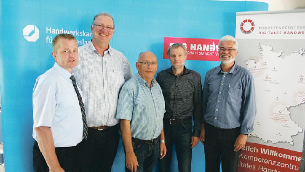 Detlef Greek (Geschäftsführer der Kreishandwerkerschaft LeerWittmund), Uwe Preschel (Innovationsberater der Handwerkskammer für Ostfriesland), Dieter Heuermann (Geschäftsführer der Kreishandwerkerschaft Aurich-Emden-Norden), sowie Werner Schmit und Rainer Holtz vom Bundestechnologiezentrum für Elektro- und Informationstechnik Oldenburg informierten über die Digitalisierung im Handwerk (von links). © Foto: Handwerkskammer