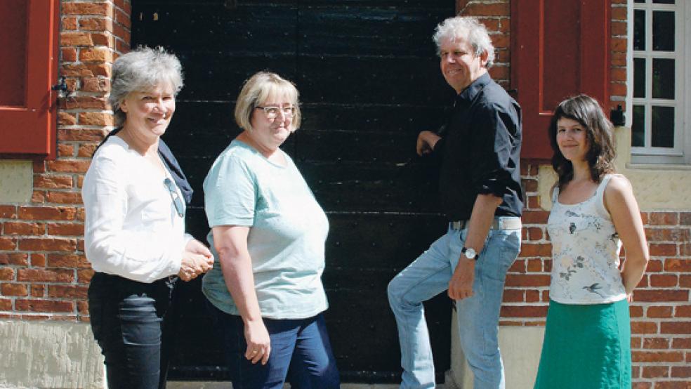 Die Mitglieder der Arbeitsgruppe vor dem Steinhaus mit (von links) Dr. Kasper-Heuermann und Anke Wessels aus Aurich sowie Gino Huiskes und Inger van Til als Vertreter der Provinz Groningen.  © Foto: Kuper